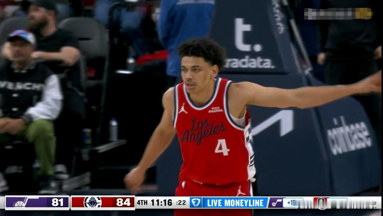 快船小将桑德斯真是后生可畏！在今天快船主场以118：101战胜爵士的比赛中，桑德