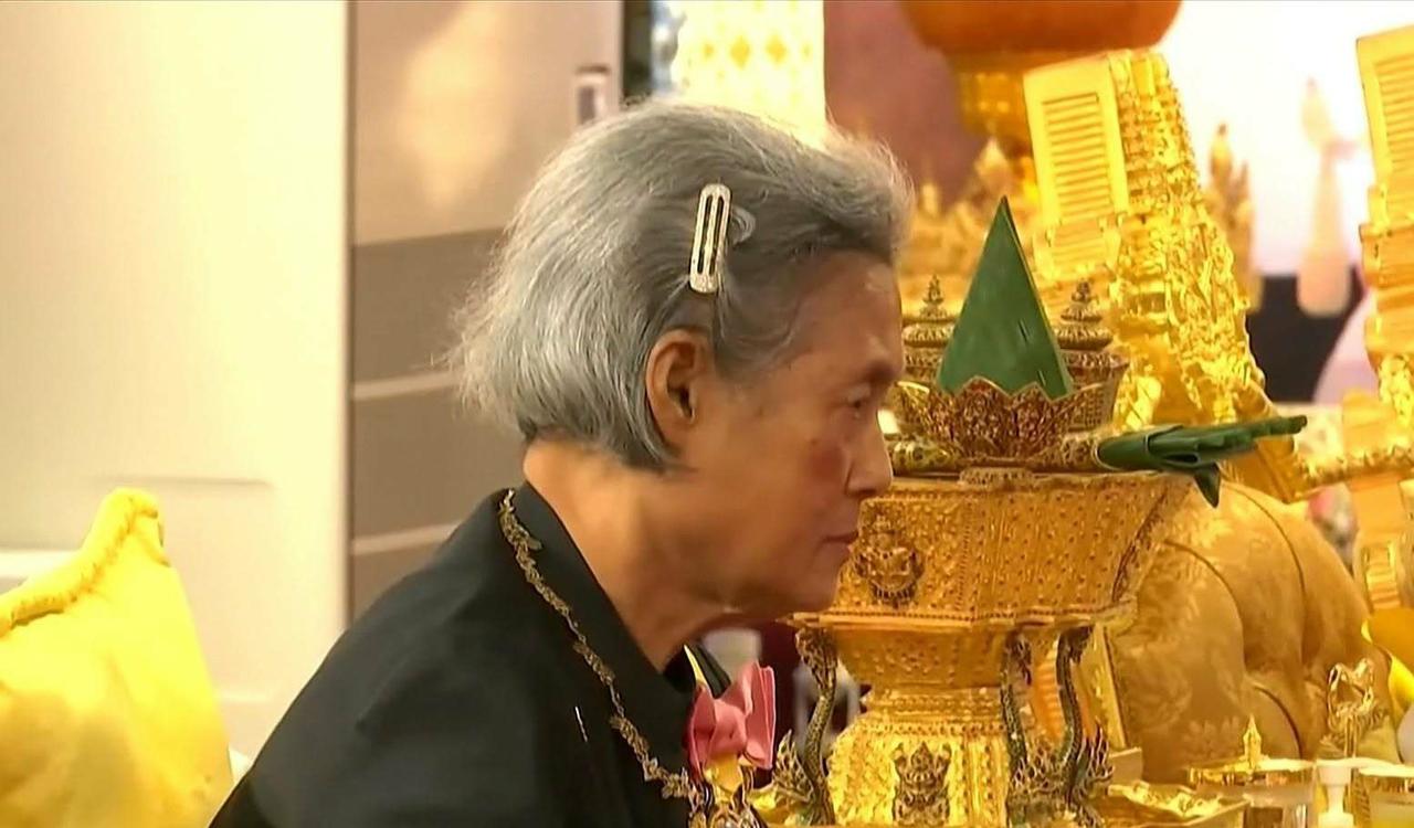 诗琳通公主在侄女帕查拉公主的葬礼上伤心欲绝，衰老不堪，头发都花白了。从小带大的