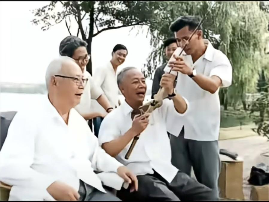 春风拂过武汉东湖，杨柳依依，水波荡漾。1979年4月，叶帅与陈丕显同志在这里垂钓