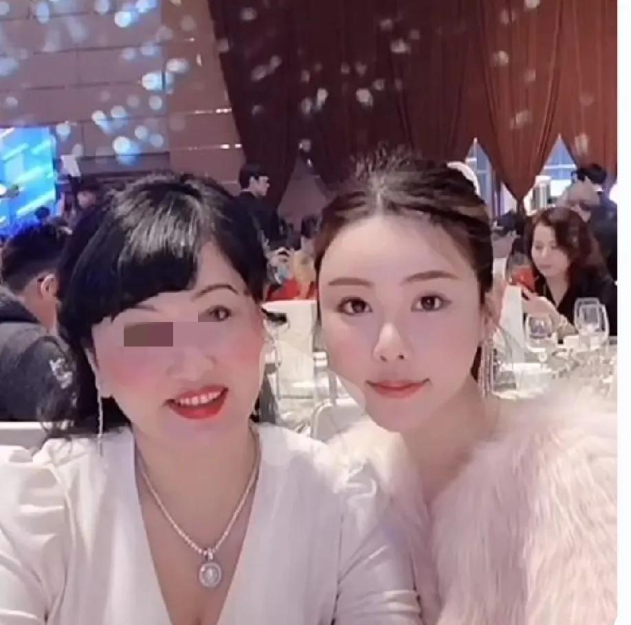 蔡天凤3岁时，父母离婚她跟着妈妈生活。她的妈妈人很精致爱打扮，蔡天凤女大十八变