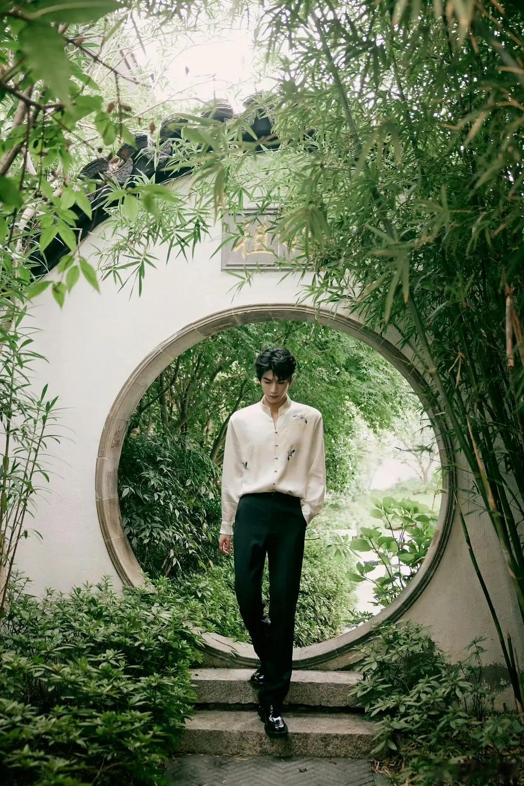 张凌赫现在怎么这么执着小V脸，不适合他啊