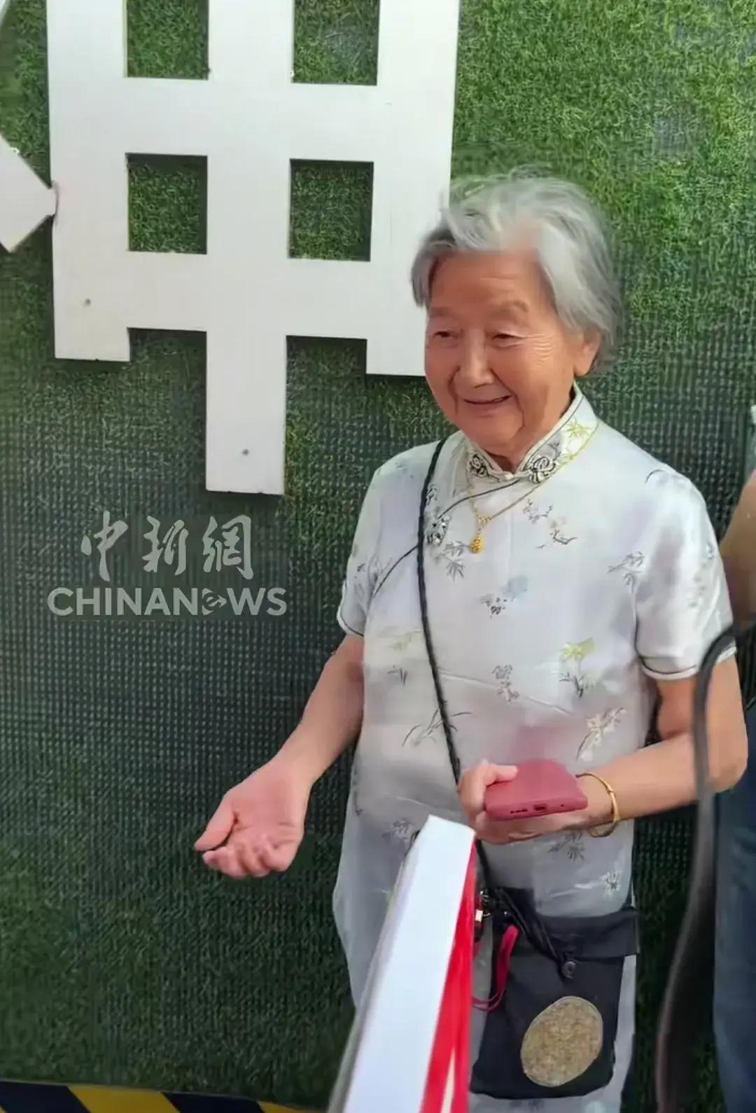 90岁的奶奶从成都icon来景德镇品尝鸡排icon哥的鸡排，受到鸡排哥最高的礼遇