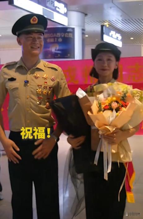 2025年9月5日，河南郑州，12年女兵退役回家，没想到，自己男友为了接她，竟然