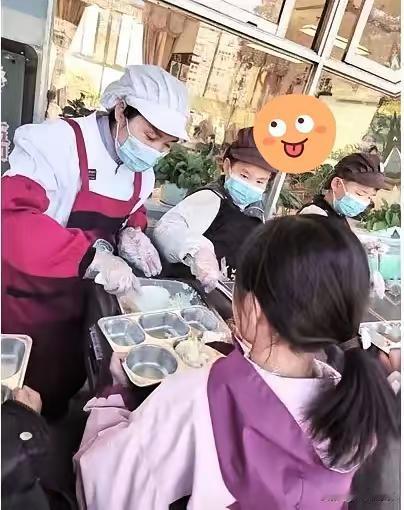 最近，全国多地“妈妈食堂”引发热议，家长变身食堂员工，这波操作太让人惊喜了！从四