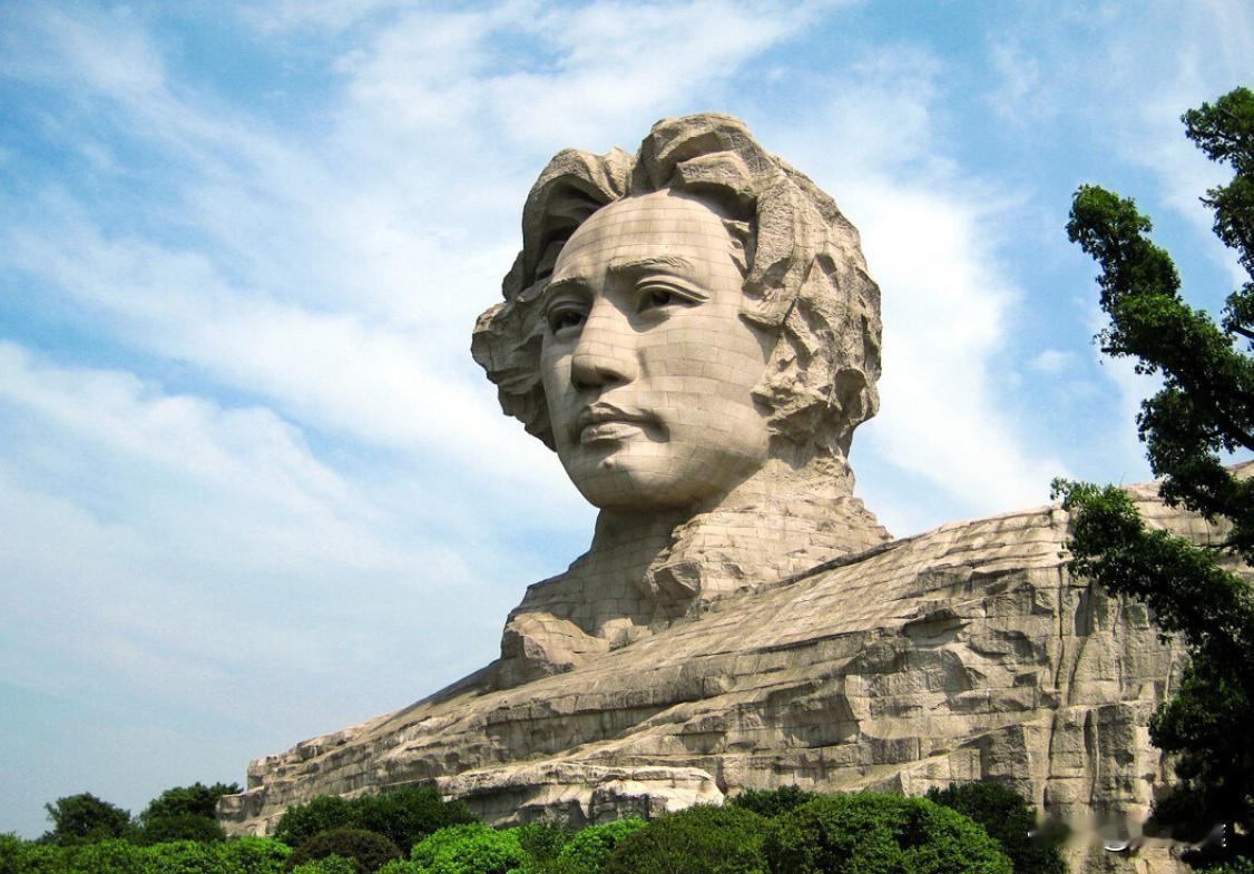 橘子洲头的毛主席雕像建成后，有人曾给长沙市长写信：“毛主席40多岁下巴才有痣，青