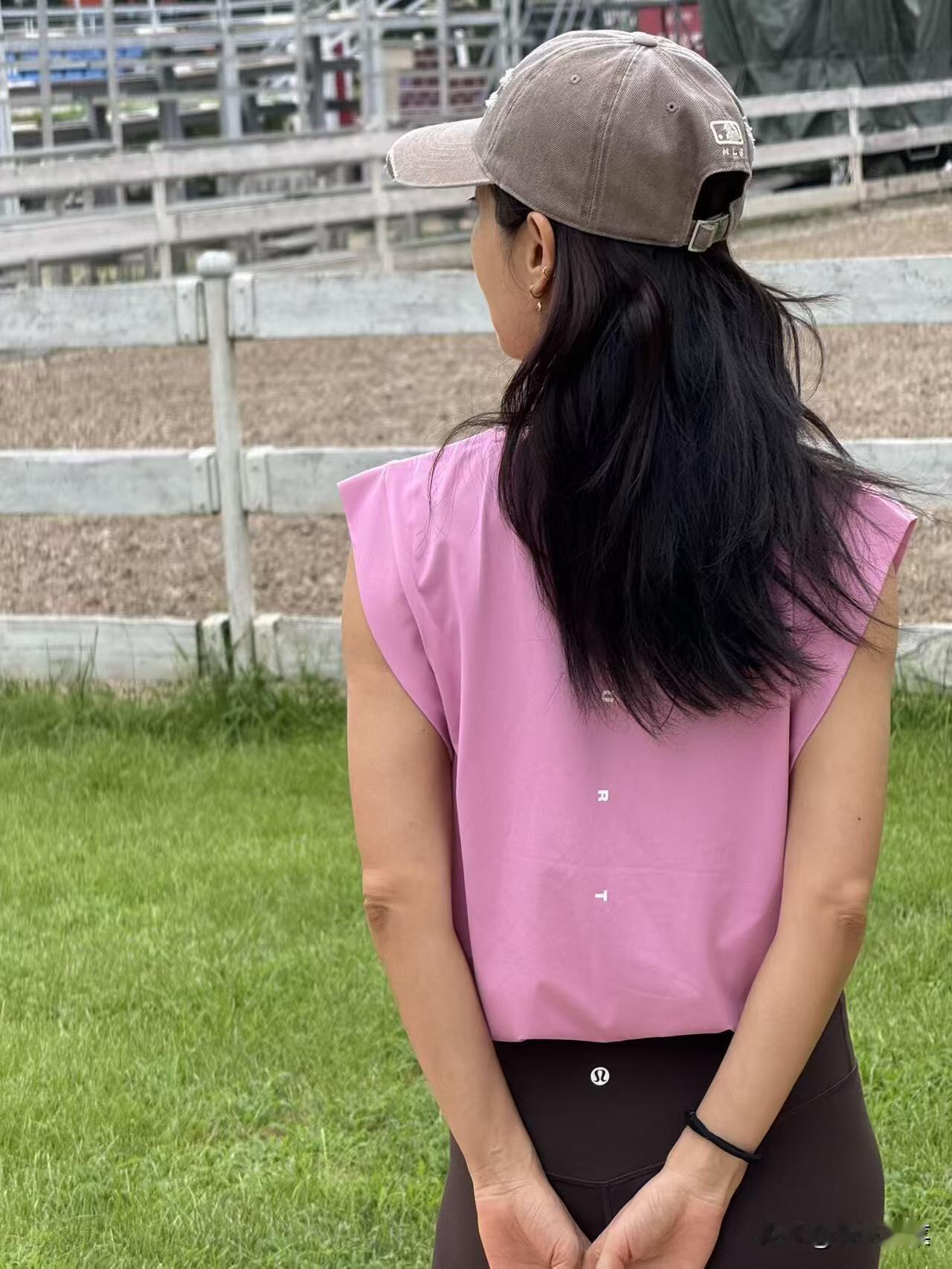 52岁李冰冰好美！李冰冰分享一组近照，穿着粉色上衣搭戴着帽子，本人又美又瘦，哪里