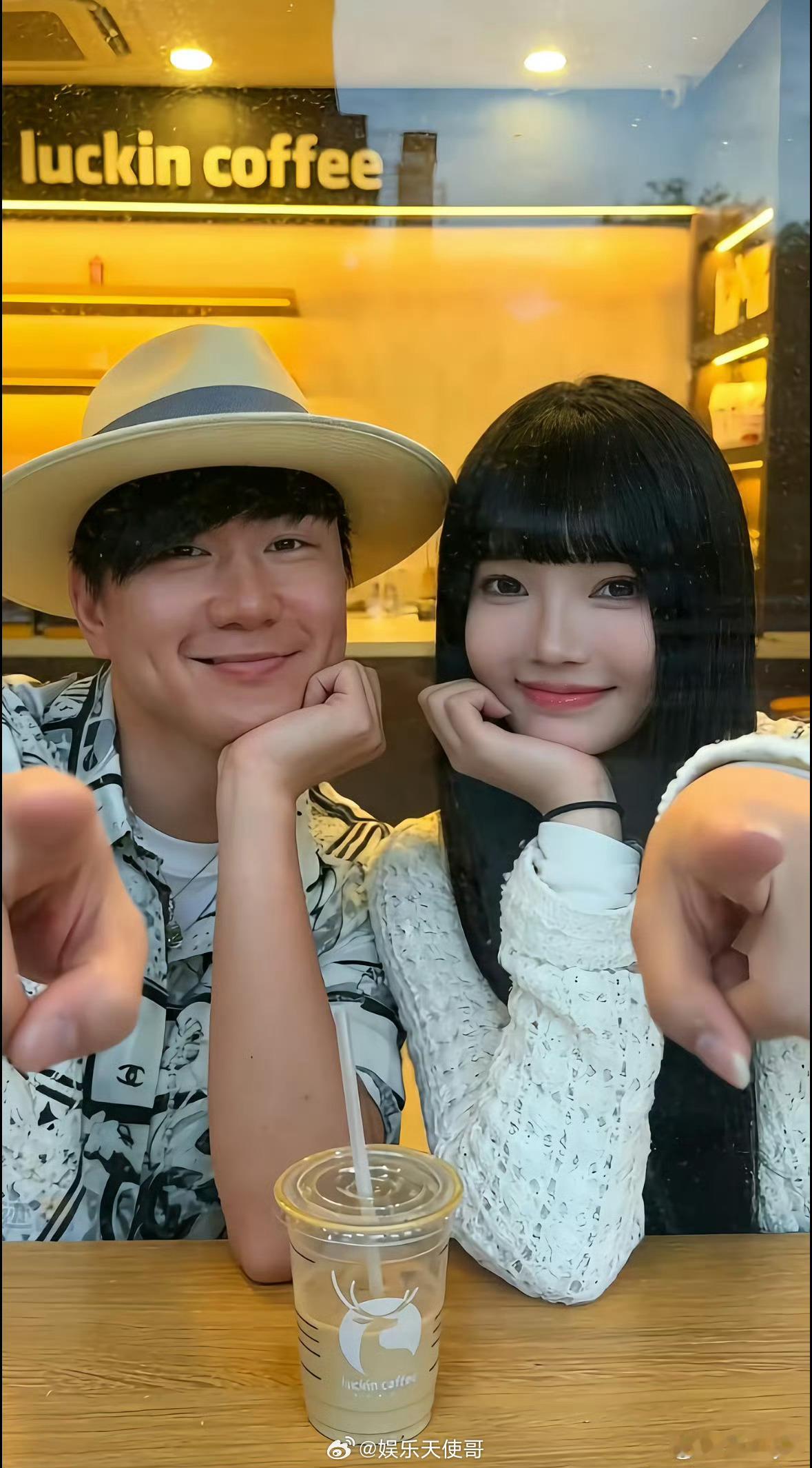 林俊杰10月11日新加坡F1赛后压轴演出，牵手女友七七离场。面对镜头七七下意识挡脸，林俊杰侧头说了四