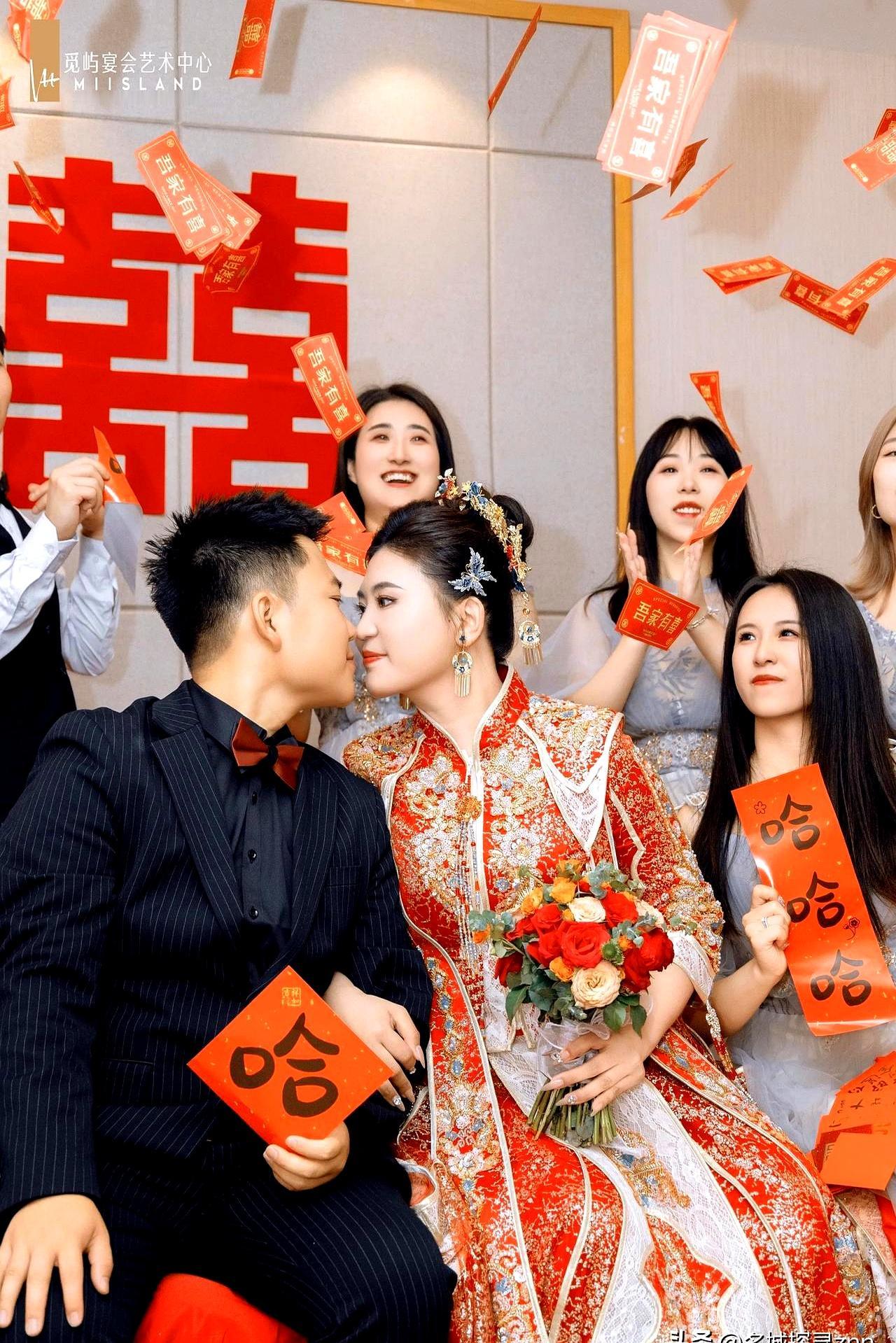 河南许昌，周家婚车堵在楼下。新娘坐车里，就是不下来。丈母娘一句话撂过