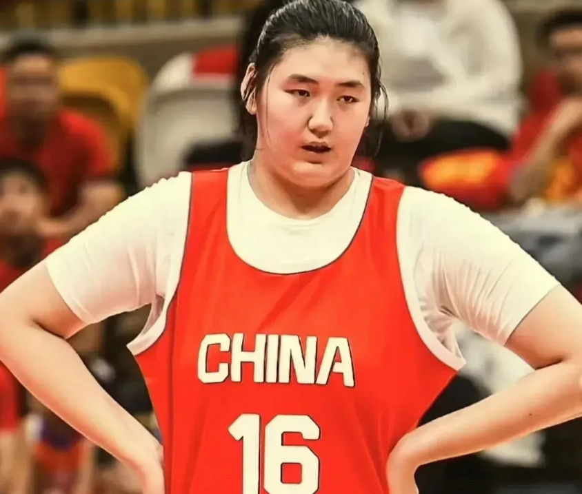 文班亚马的身高是2.24米，体重是110公斤。张子宇的身高是2.26米，体重是1