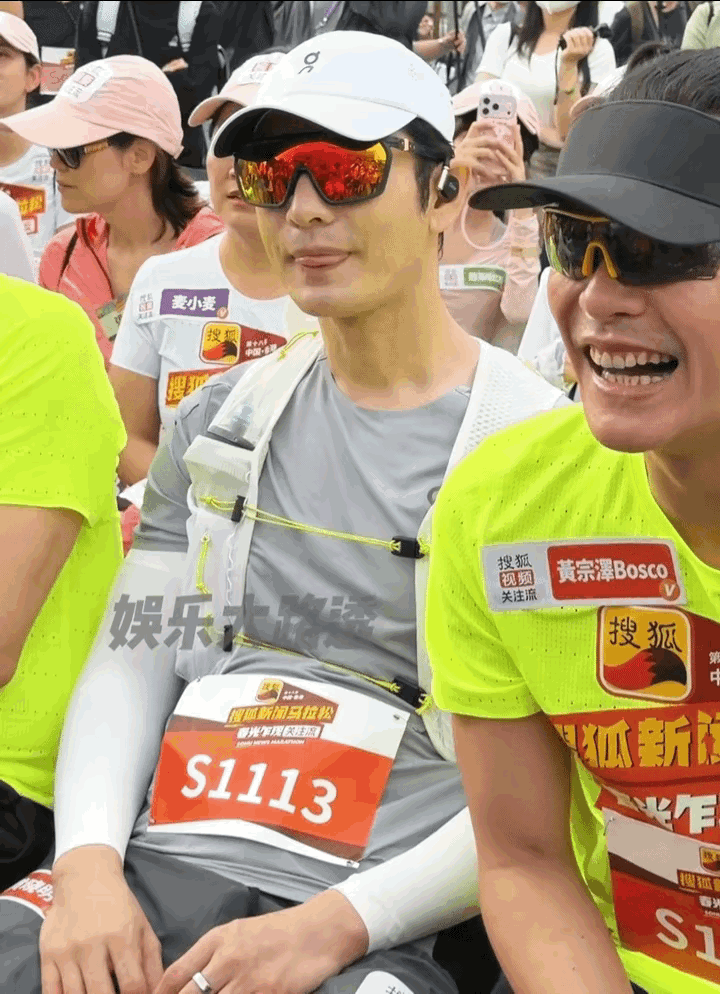 当48岁的黄晓明和45岁的黄宗泽同框，我直接对黄晓明的颜值有了新的认知。以前