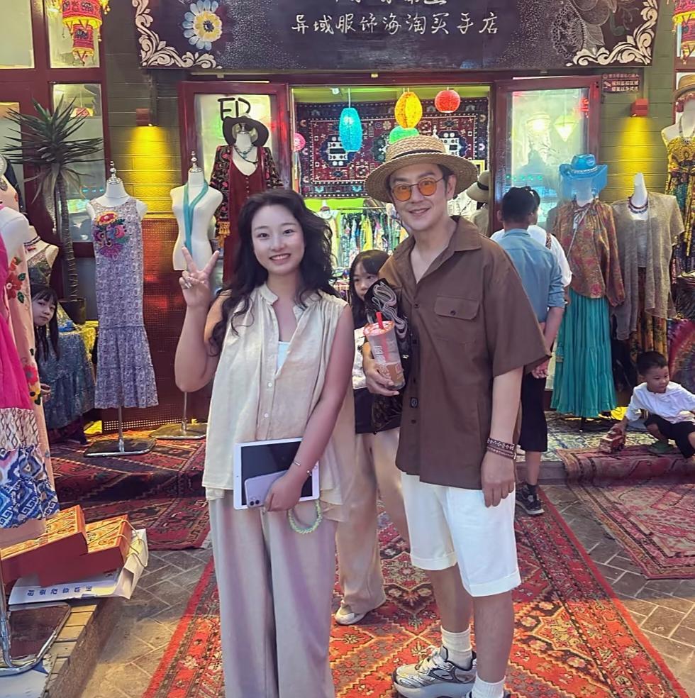 56岁陈浩民在新疆旅游被偶遇，他看起来好瘦，状态显年轻，脚上穿的名牌鞋好吸睛！