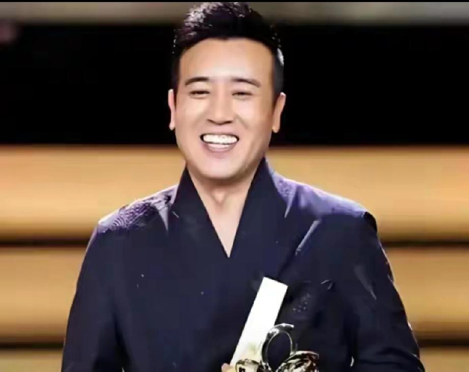 3岁丧父靠姐姐喂奶活命，逆袭成影帝后买8套房报恩于和伟3岁丧父，