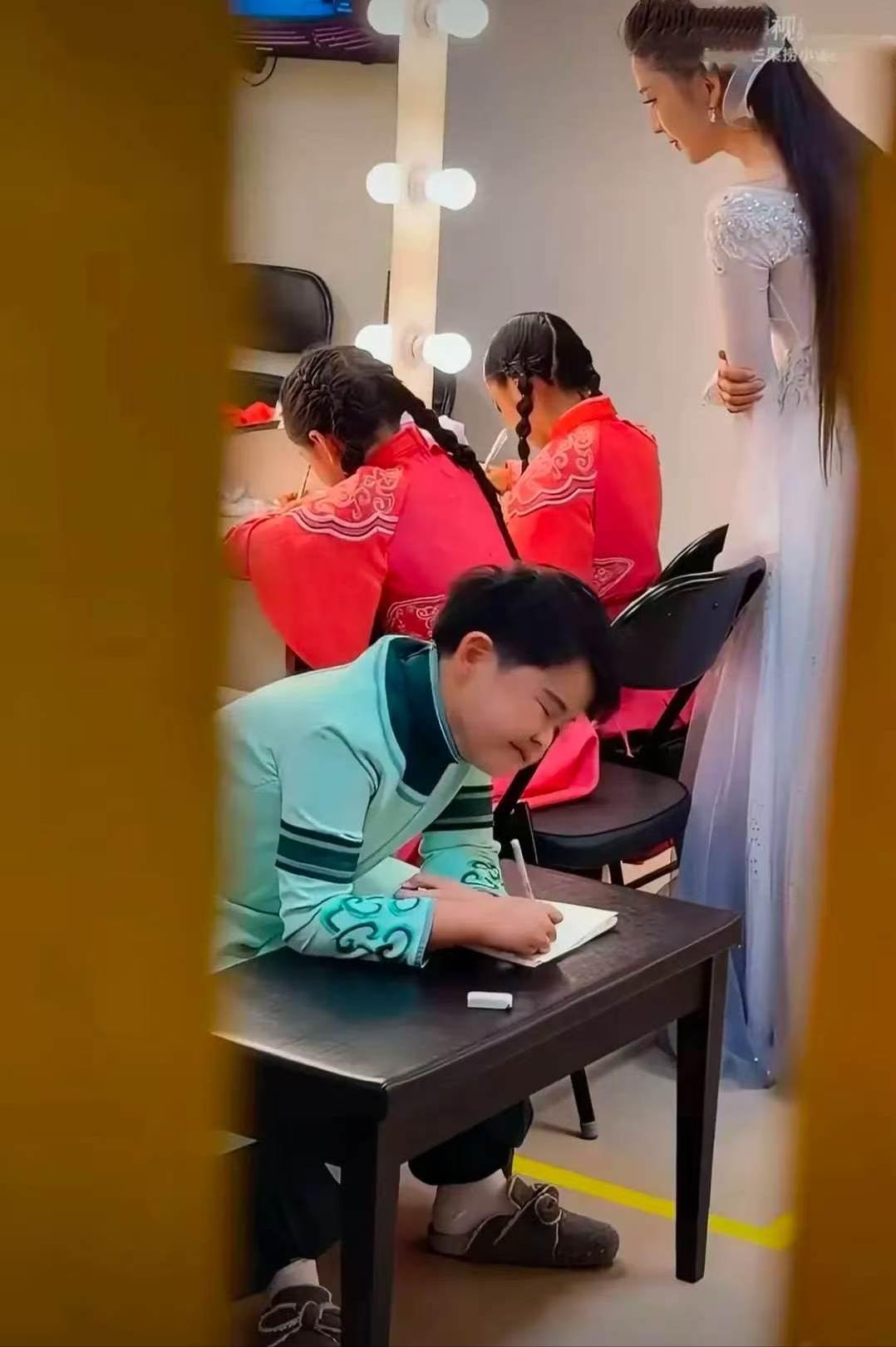 佟丽娅，冲上热搜！4月4日，佟丽娅在舞剧后台给孩子们听写的视频刷屏全网。她穿