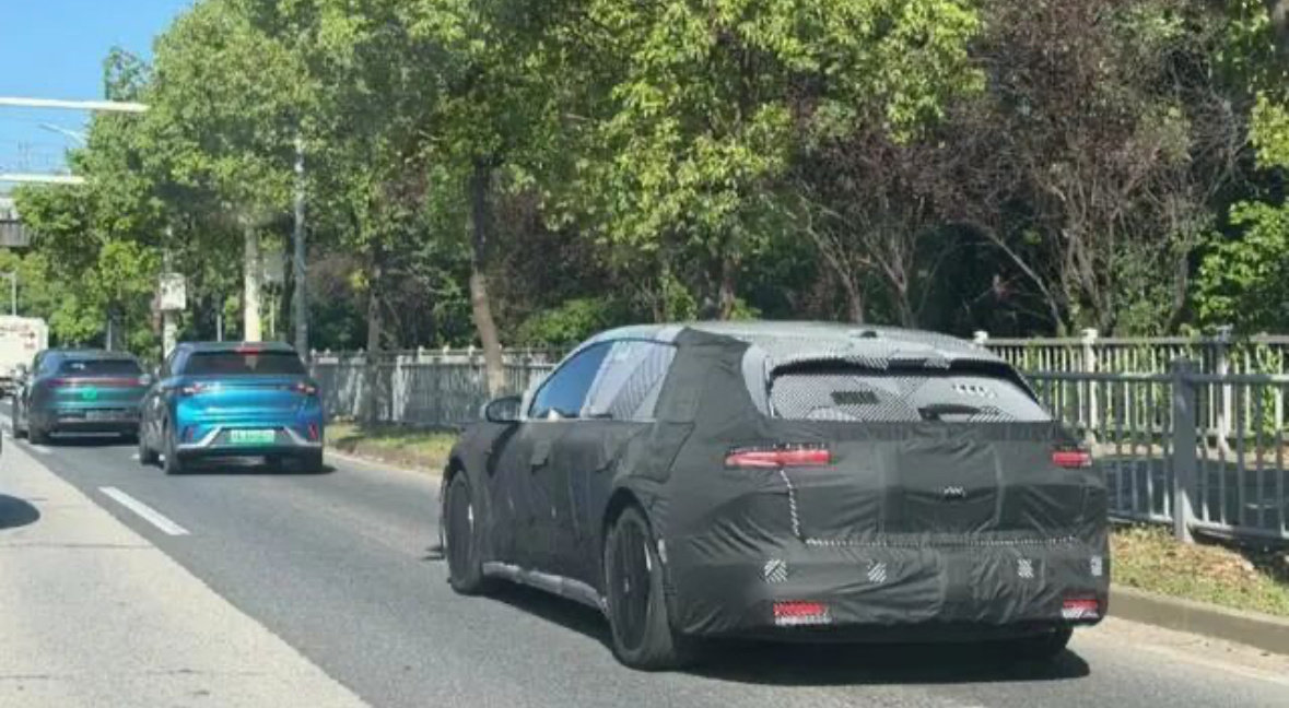 看到蔚来第三代ET5T的路试谍照曝光，第一眼就觉得侧面线条很出彩。整车看起来比现款更长，车身轮廓更加