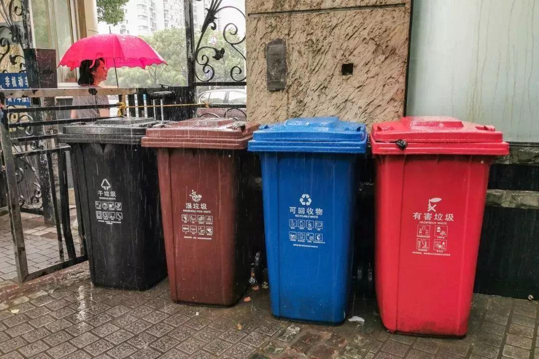 2018年开始，国家一边全面禁止洋垃圾进入中国，一边开启全民垃圾分类浪潮。但最真