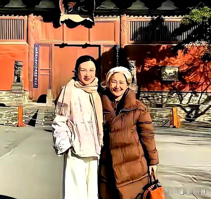 刷到了杜星霖和妈妈的照片，她妈妈真有气质，一头白发也挡不住那份从容。母女俩站在