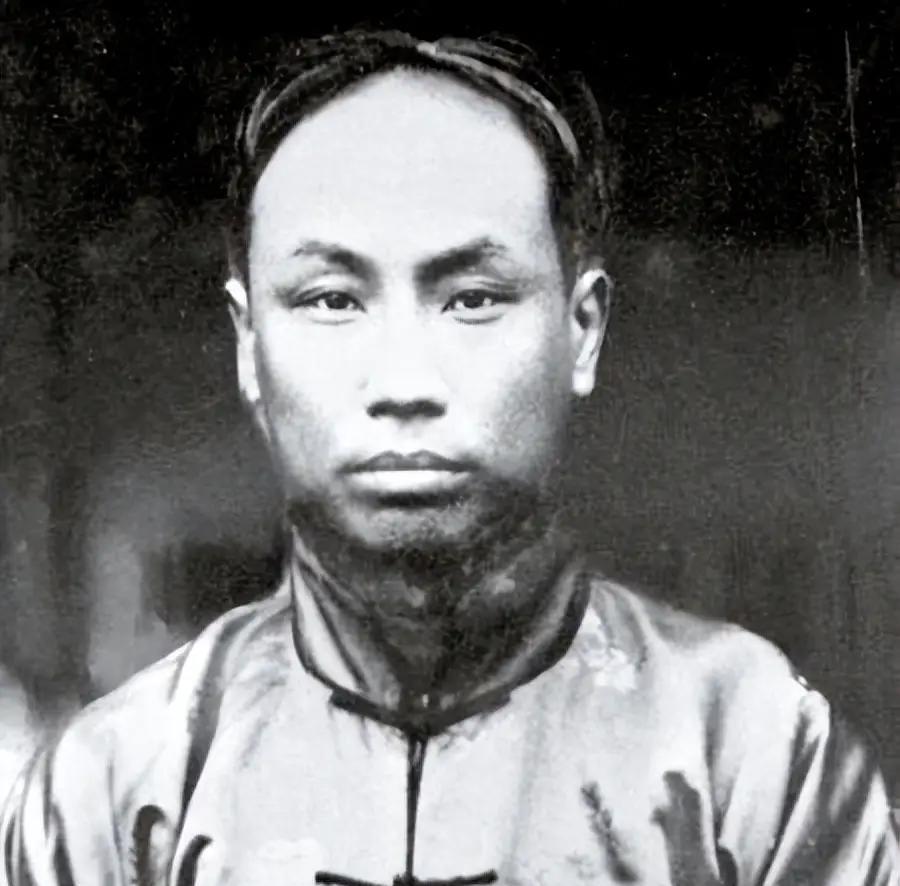 1953年，伟人来到陈独秀的家乡安庆视察。突然，伟人问工作人员：“陈独秀家还有后