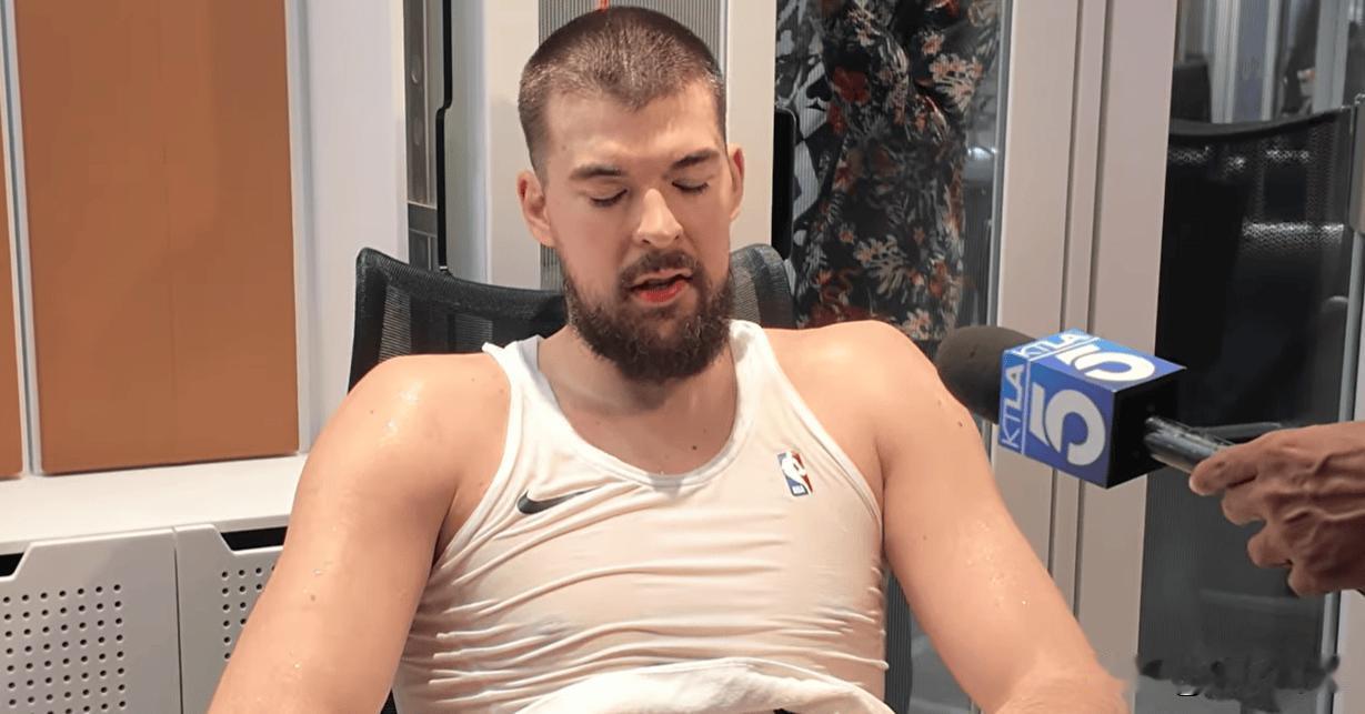 小卡真在演祖巴茨？我觉得是，这场球没有侵略性，投篮不准也不往里面杀，不像六连胜的