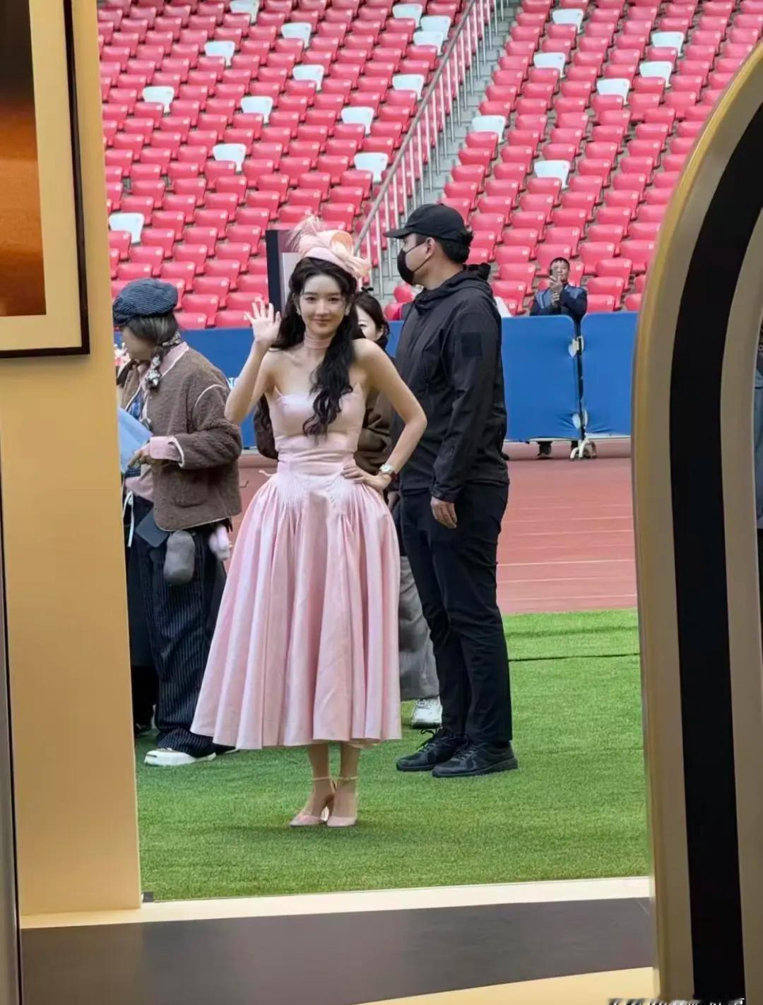 王玉雯本人比照片还耐看，不是滤镜堆出来的美，是骨头长对了。北京舞蹈学院的底子，