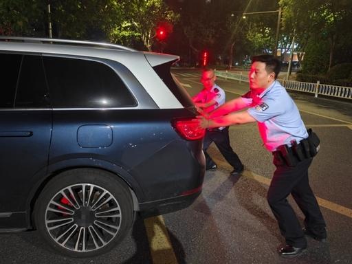 凌晨杭州街头，一对年轻夫妻遭遇电车惊魂，2.5吨重的新能源SUV彻底没电趴