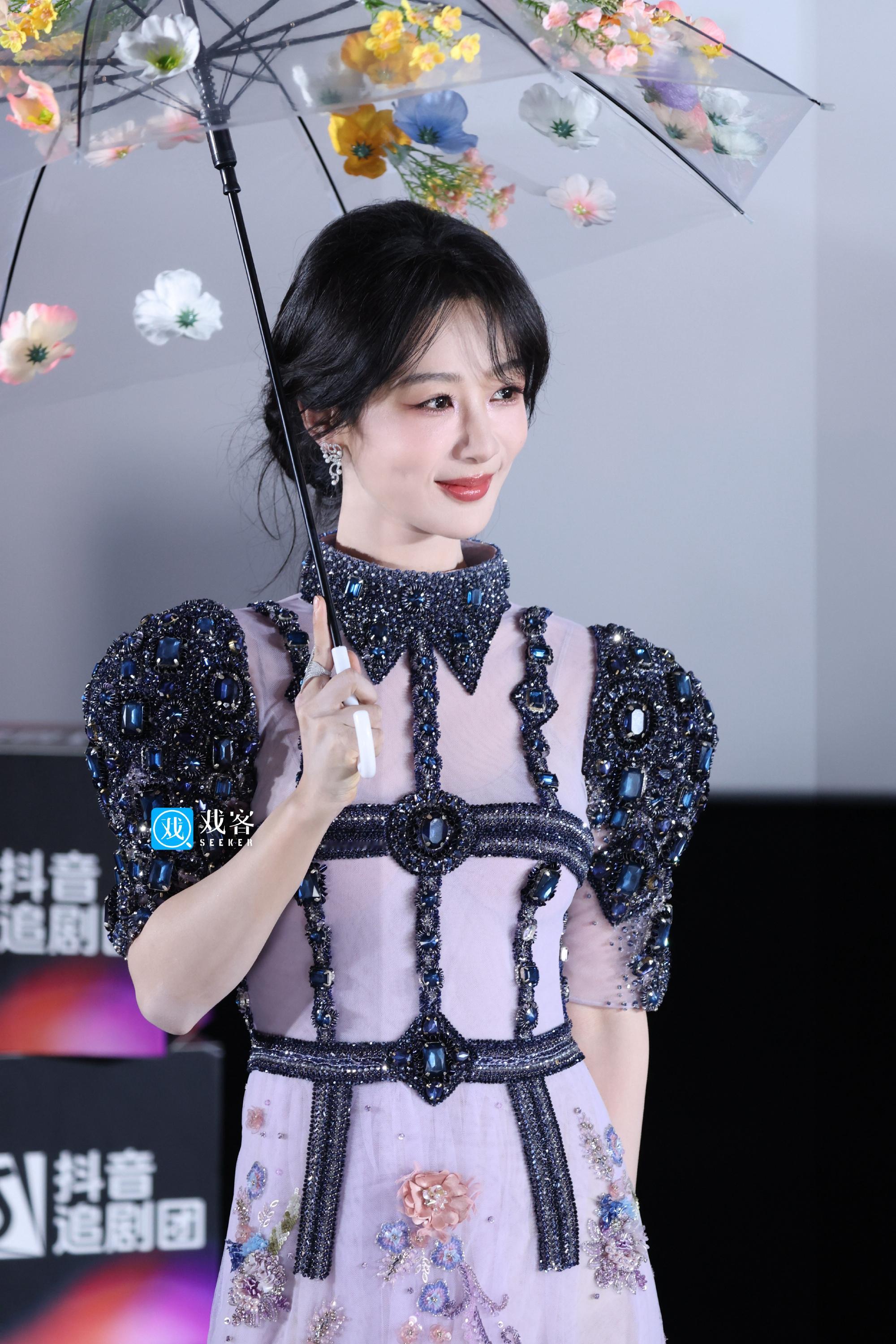 杨紫李现追剧团上班路透杨紫今天状态好棒生图也美美哒紫仙