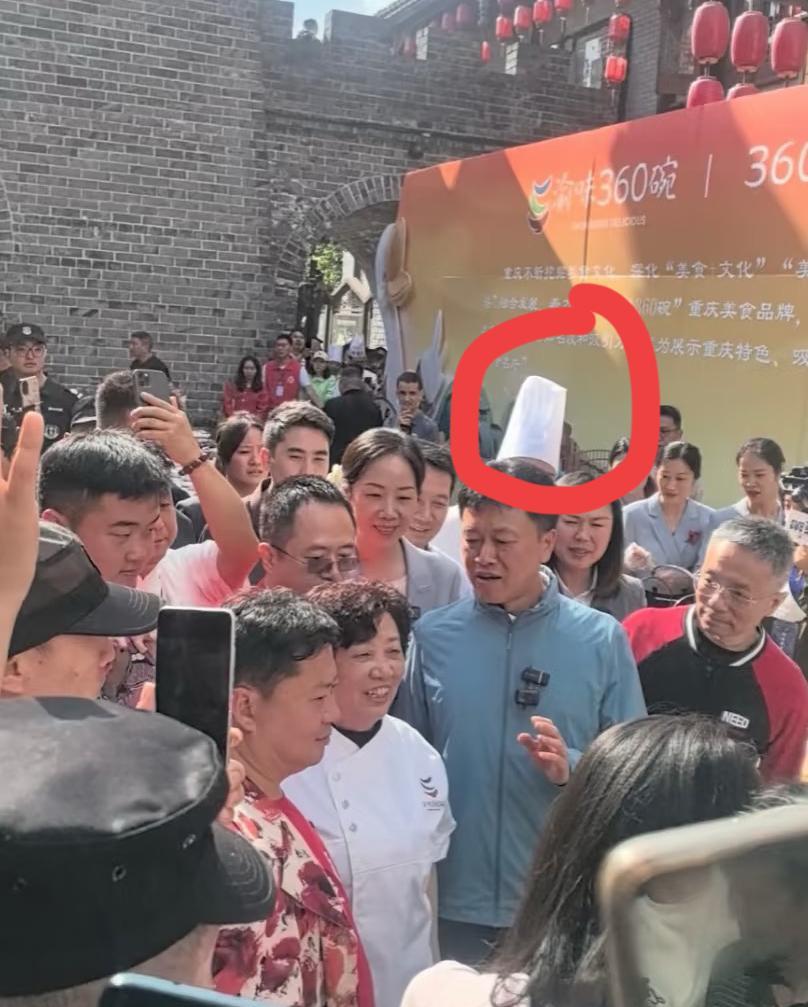 荣昌火了，本地人也吃上政府食堂了，但是最可怜的人也出现了，那就是无论是招待游