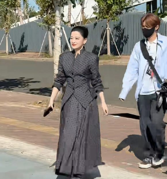 梅婷的衣品真的绝了就说她穿的这套波点套裙，直接把苗条身姿展现得淋漓尽致。50岁