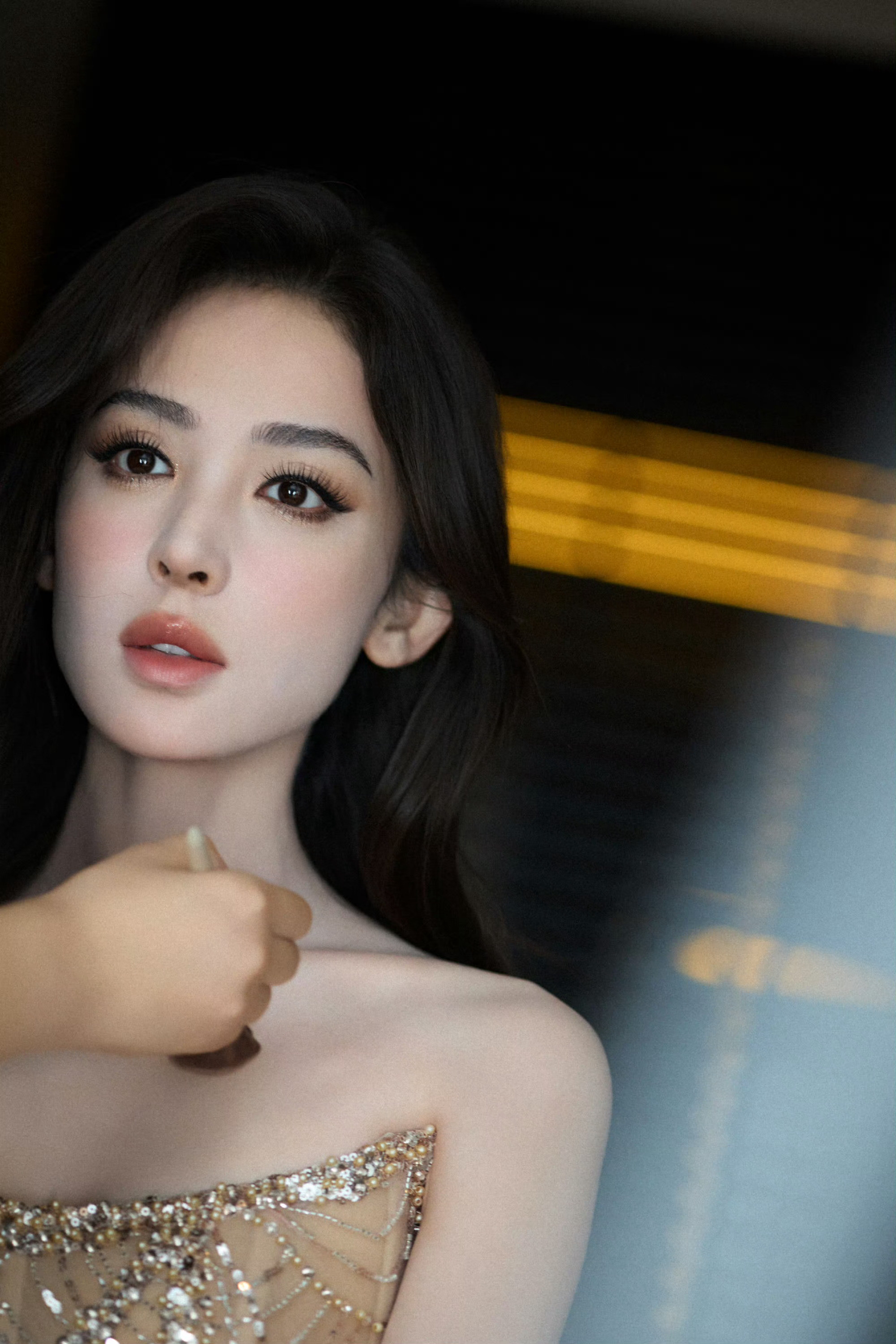 娜扎像是一条发光的美人鱼娜扎今天的活动造型，活脱脱从深海游来的月光美人鱼。菱格