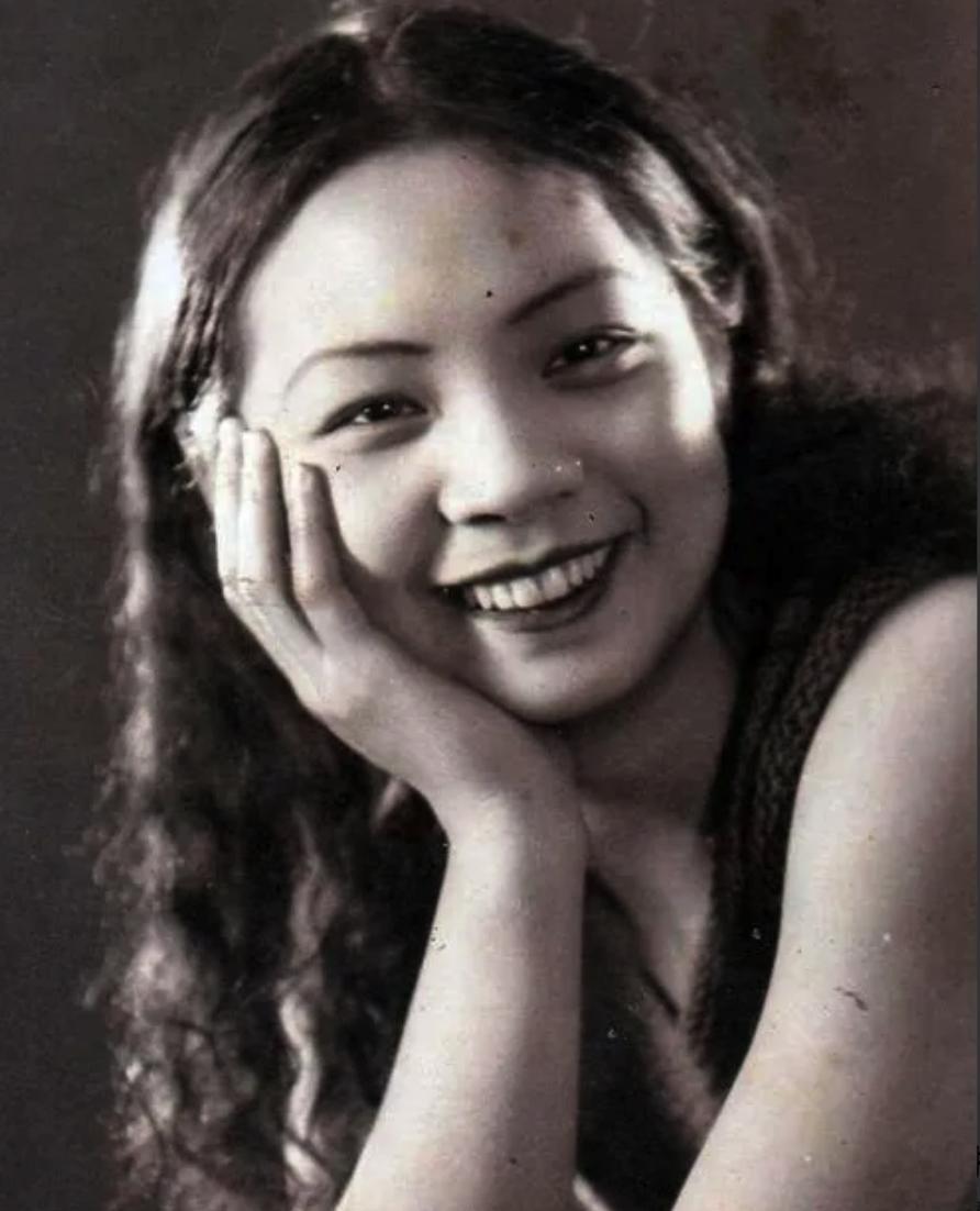 1955年，叶浅予花光200元积蓄，请朋友吃饭，气得王人美提出离婚。叶浅予以为她