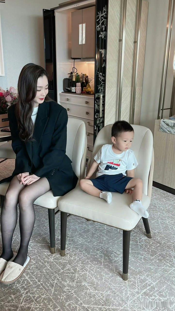 宋轶，我记得铁子最讨厌穿丝袜了