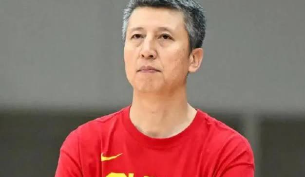 郭士强很谦虚，为了给国家队找人才，他天南海北倒处跑。当他拿着一把车票找篮协郭
