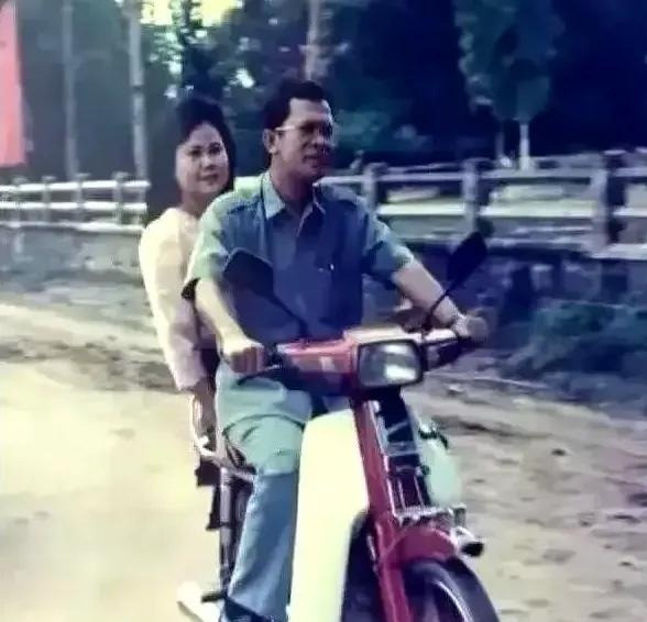 洪森真牛！从“坏人”到首相，他咋做到的？这人啊，年轻时跟