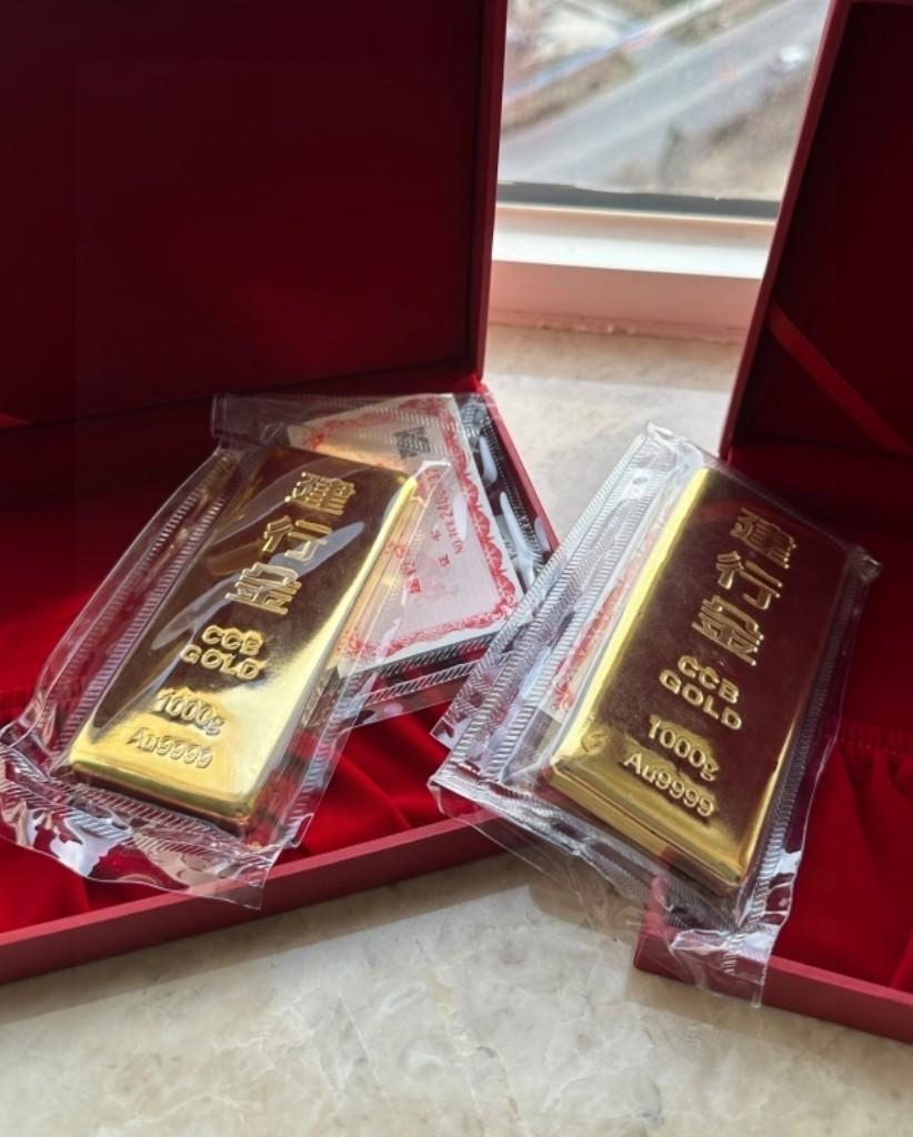 昨天金价879，今天868。昨天买20万的人，今天亏了3000。我手里黄