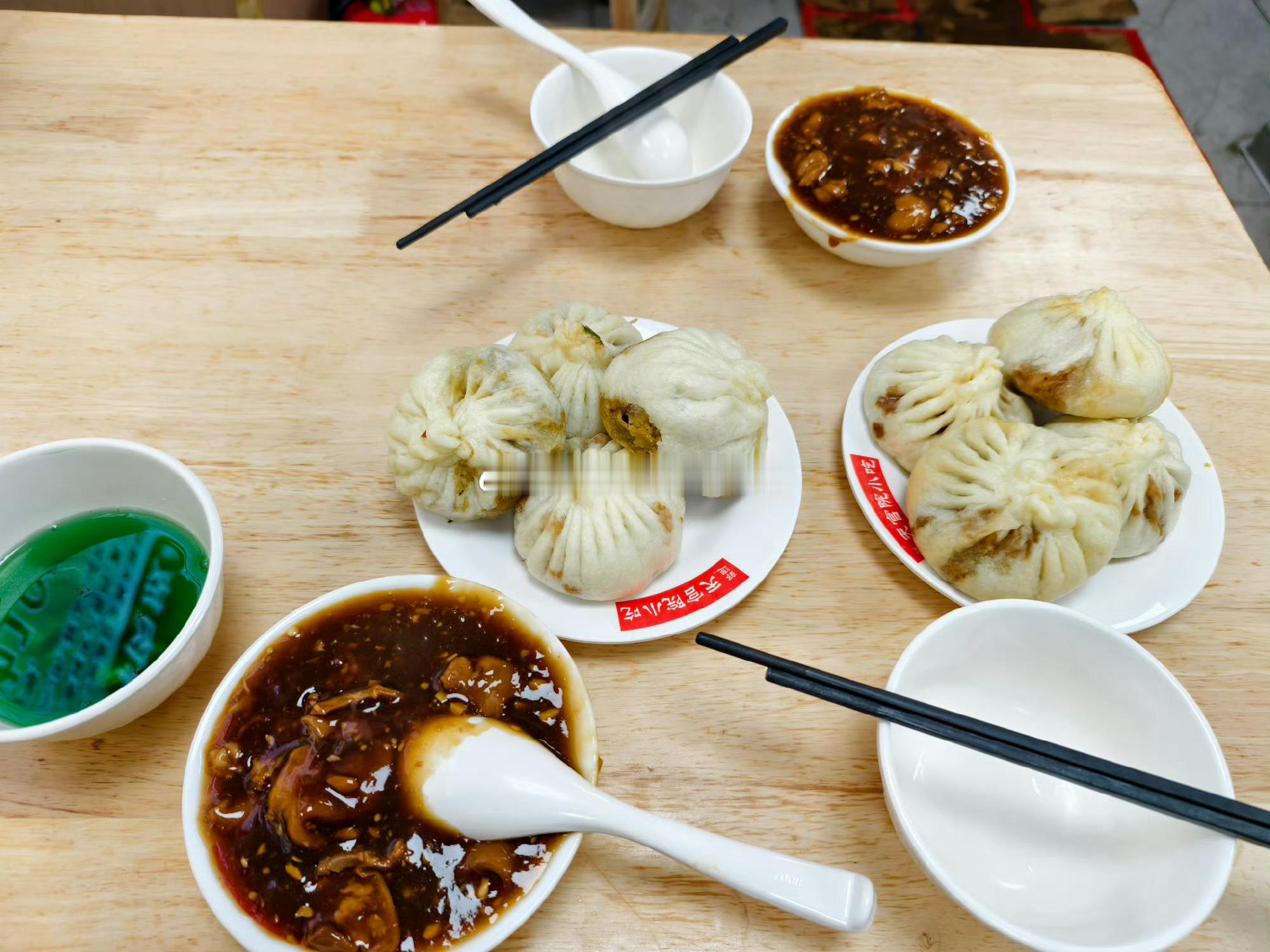 请客吃饭，包子被我吃完一大半，他拿来绿色泡蒜的水，（后来我知道是醋），我一脸疑惑