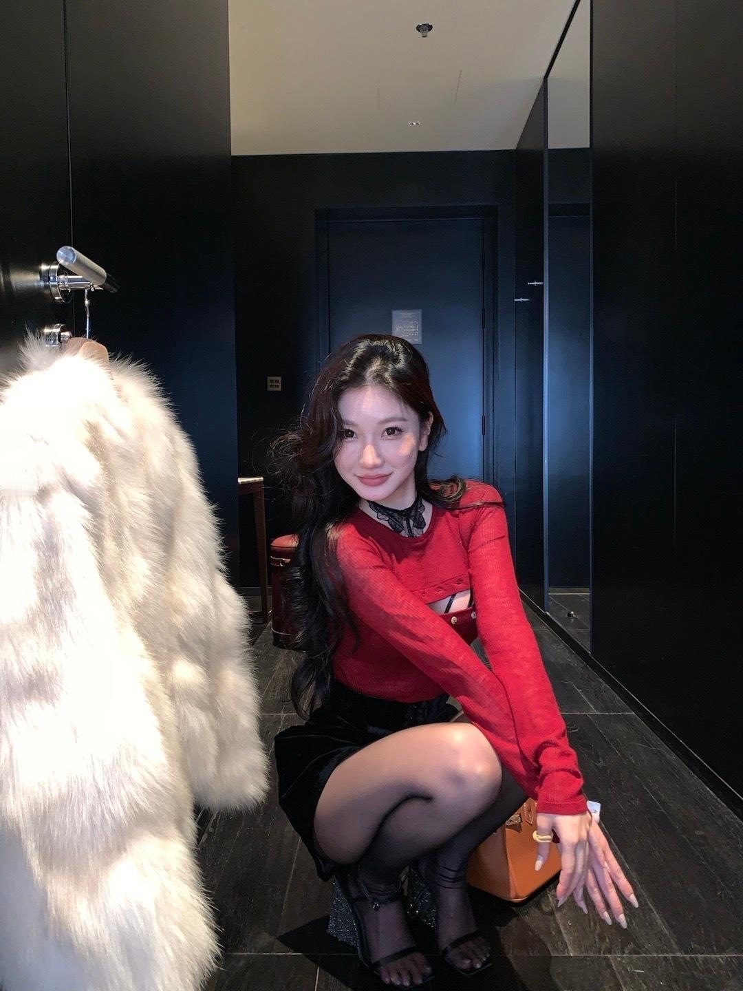 我觉得人最美的事情，就是和你单独在屋里，然后一起看窗外的星星