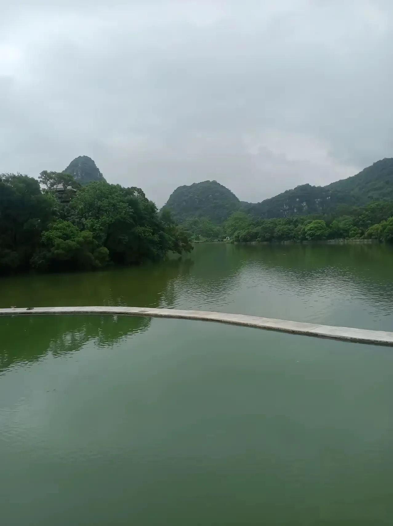 广西的山水，如果不是亲临此境，我都觉得它是假的。（图片来源于网络）