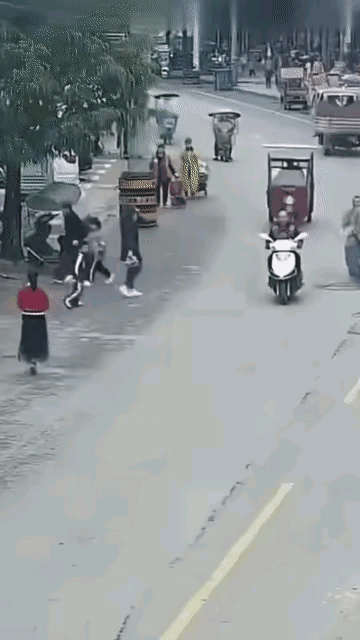 什么叫四两拨千斤？看完这个画面之后，深刻感受到了四两拨千斤的意思！这么点个小孩子