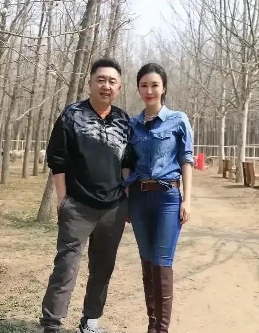 于谦真的很绅士，在和美女合照时，要么两手插兜，要么保持一定的距离，行为举止得体。