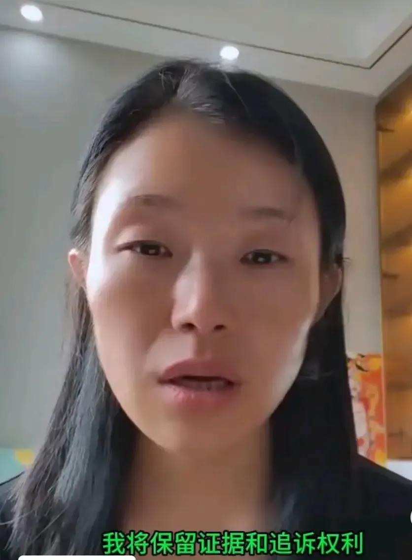 安阳女司机逆向停车堵路50分钟！被爆后，女子开启了直播，说她为什么停了50分钟