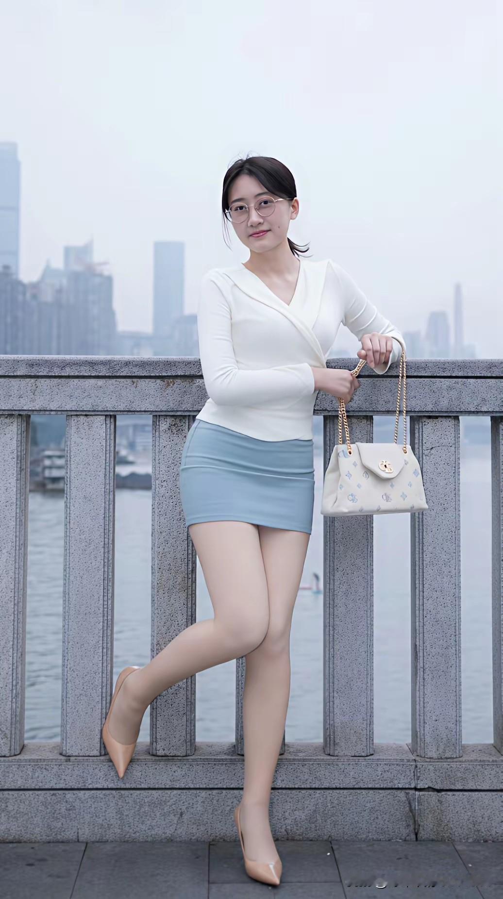 水边佳人倚栏杆，风姿绰约似画卷。成熟的女人到底是哪里吸引人?