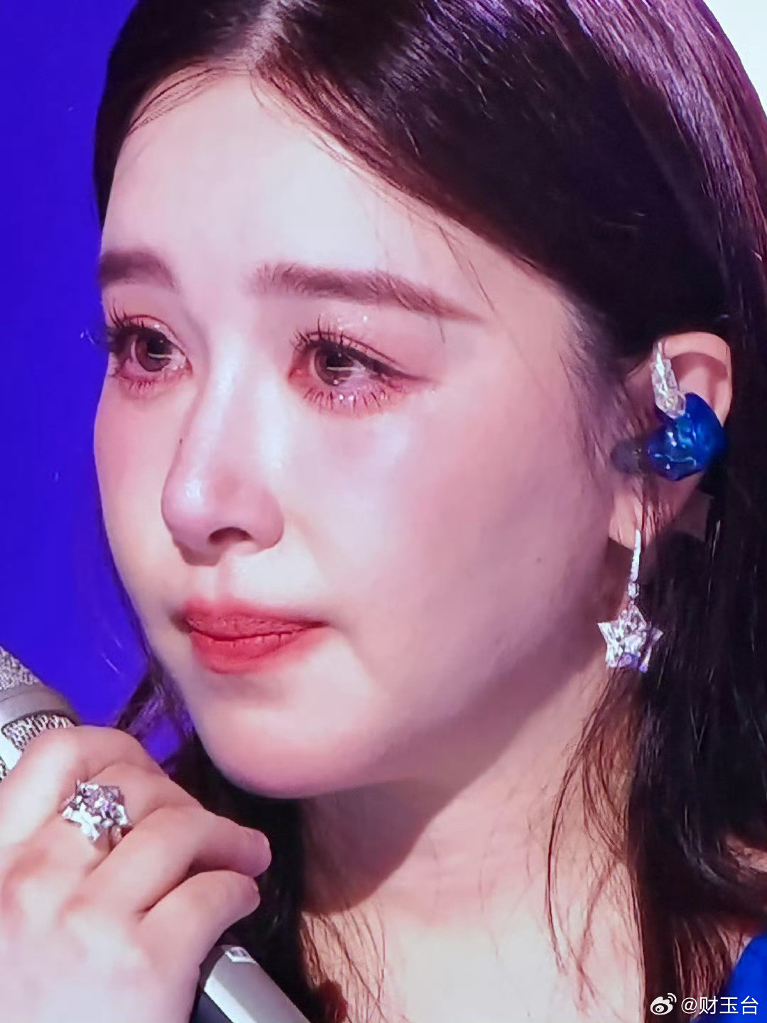 阚清子回应唱哭婉拒再唱唱到动情处忍不住落泪，是成年人藏不住的心事与柔软；明明有机