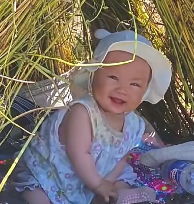 近日，四川凉山，7个月大宝宝陪妈妈在地里干农活，妈妈担心宝宝晒，就随手简单地搭了