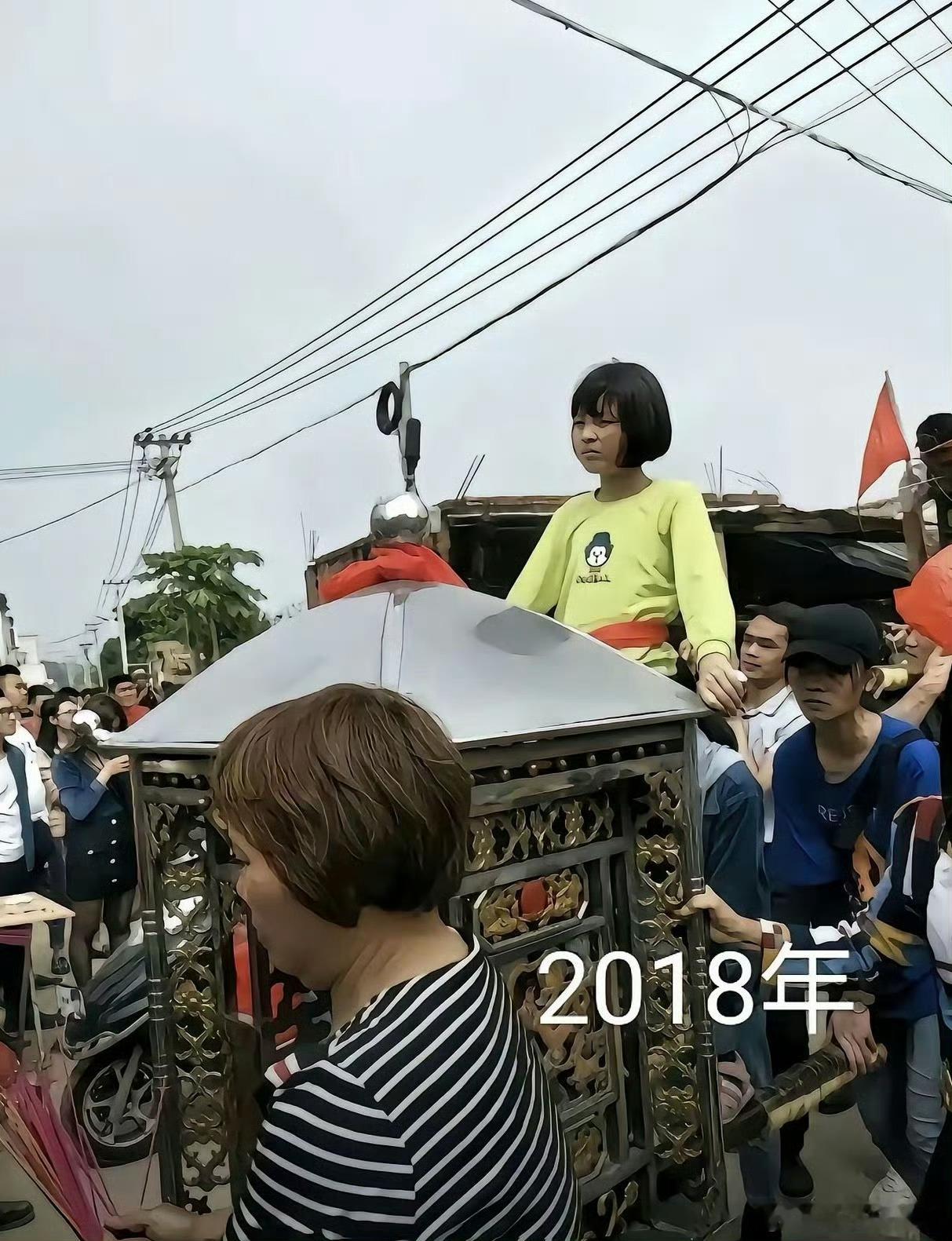 全网在找的妈祖女孩，今年被换掉了，轿子抬不动，又去把人请回来了