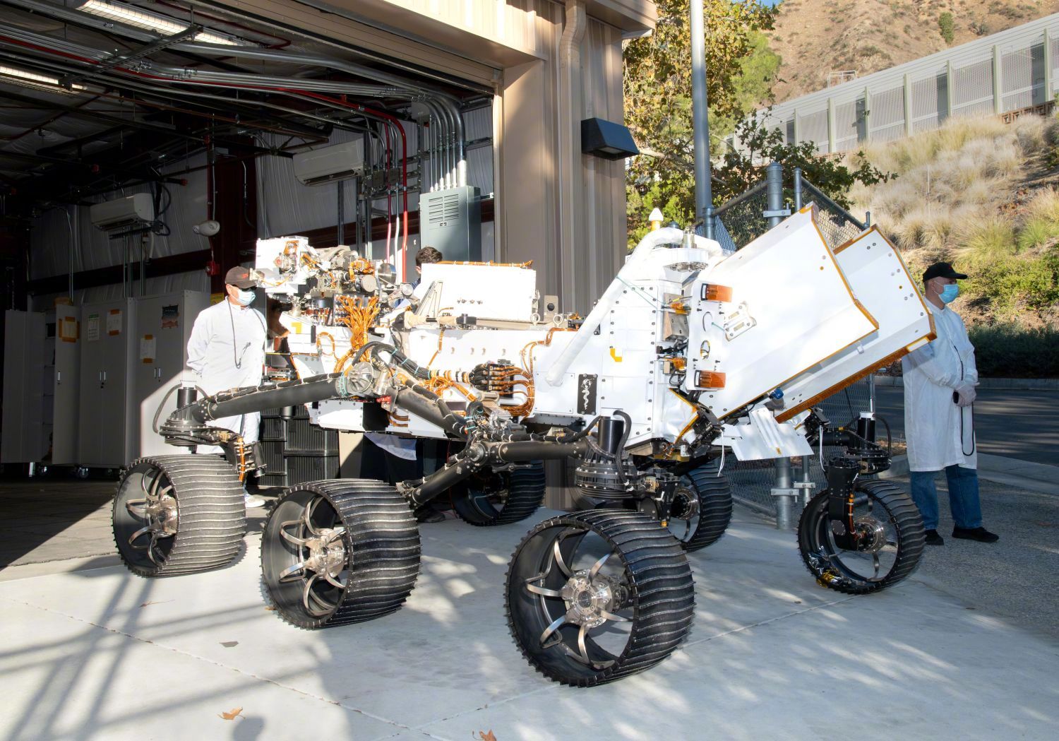 NASA在加州喷气推进实验室（JPL）的院子里，停着一辆和毅力号火星车一模一样