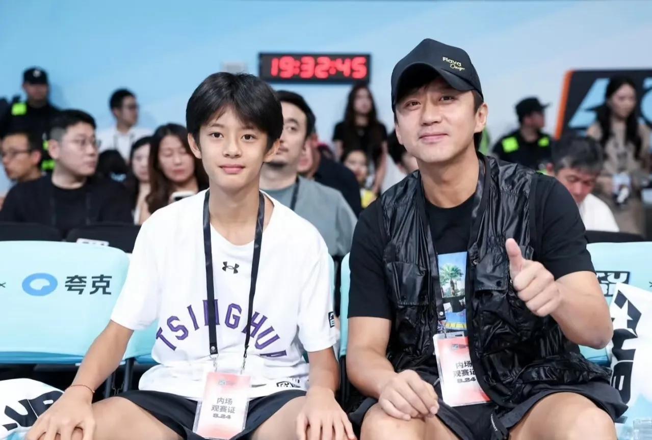 邓超带儿子和姚明一起看篮球比赛，何猷君、蔡崇信也在现场，大咖很多啊！邓超儿子还蛮