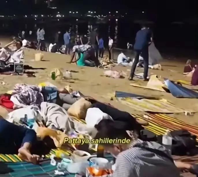 泰国人很烦恼——印度人宁愿睡沙滩，也不住酒店。泰国网友吐槽，印度人在泰国沙滩滞