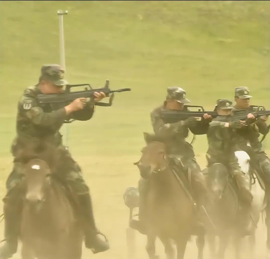 骑兵连，进攻！这是解放军骑兵部队开展乘马射击实战化训练的场景。官兵身着制式迷彩