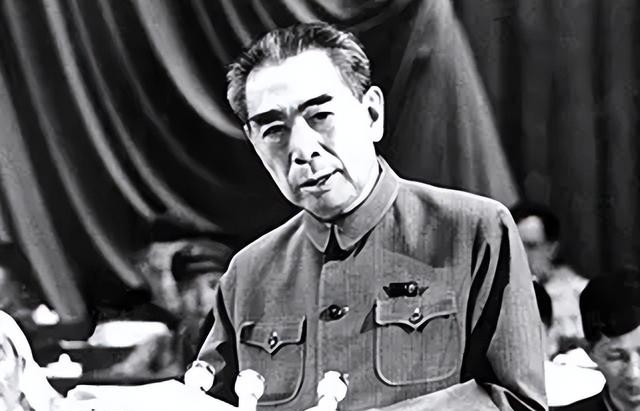 1943年，南京庙会上，一男子与几条蛇比划着手势。忽然，他抓住一条金环蛇，张大嘴