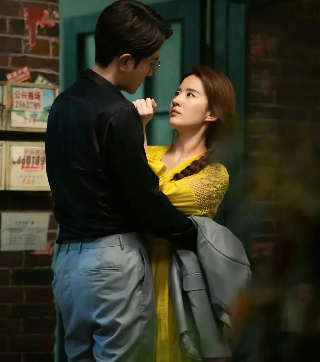 刘亦菲谈吻戏被夸上热搜！原来明星拍戏这么拼…记者问刘亦菲：和彭冠英刚认识，吻
