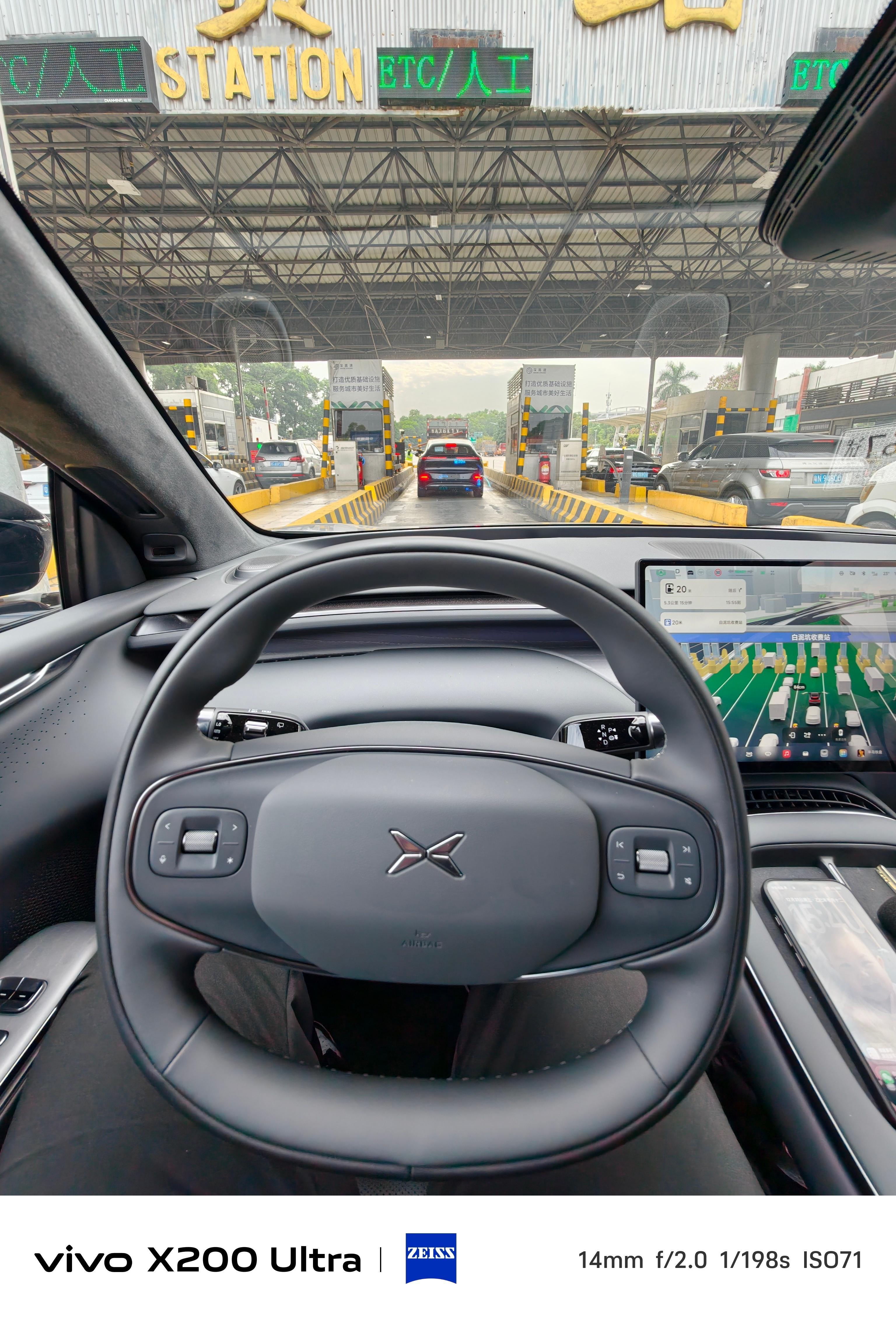 开着2026款的小鹏G7超级增程遇到了还没上牌的小鹏G6黑武士G6和G7之间，你